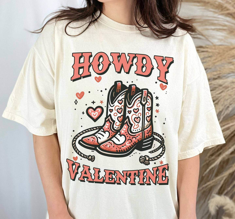 Howdy Valentine Trendy Shirt, Cowgirl Western Valentines Long Sleeve Unisex Hoodie